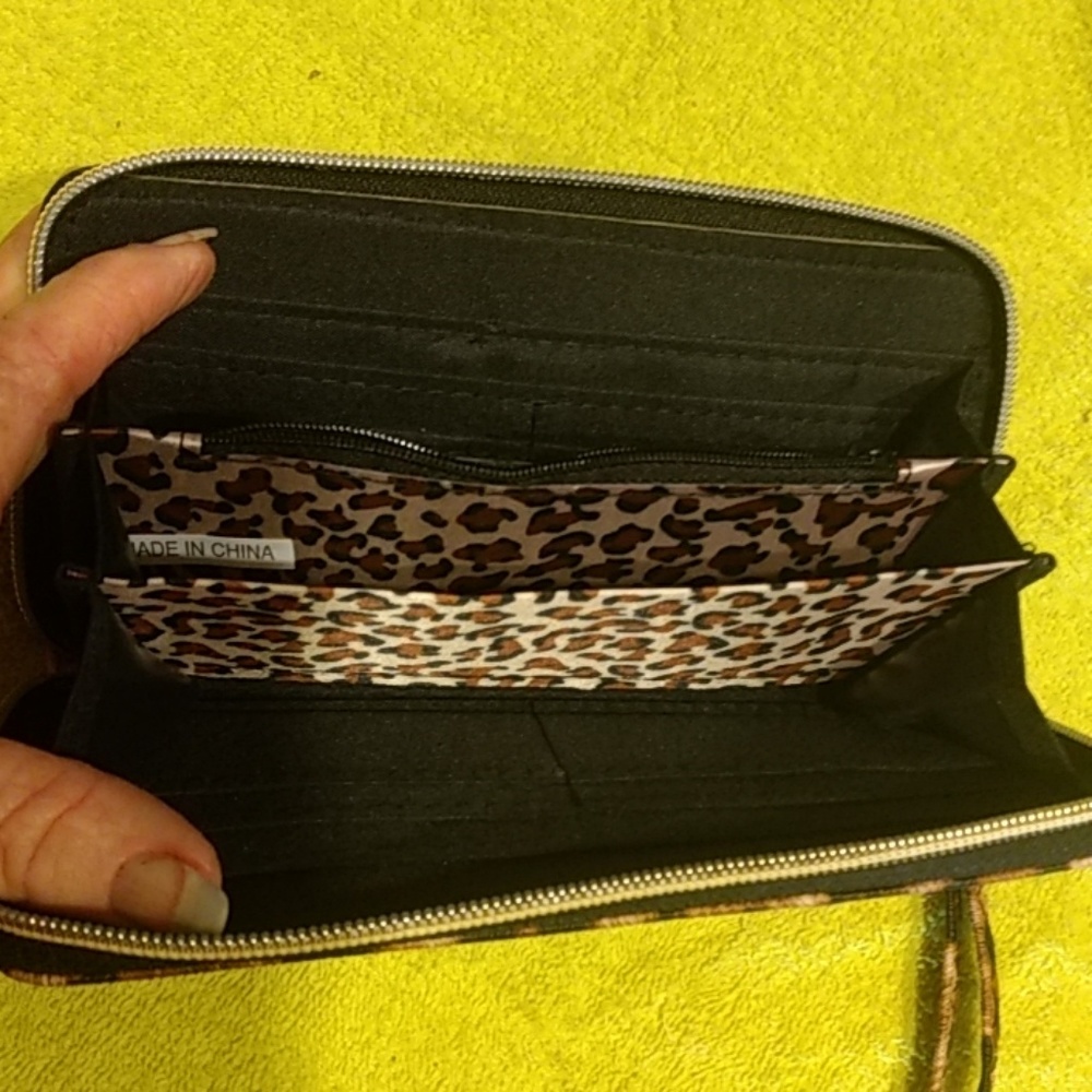 Animal Design Clutch And Card Carrier NWOT - Picture 3 of 3